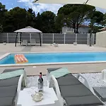 Grey Pearl With Free Ev Ch-station Apartamento Valbandon