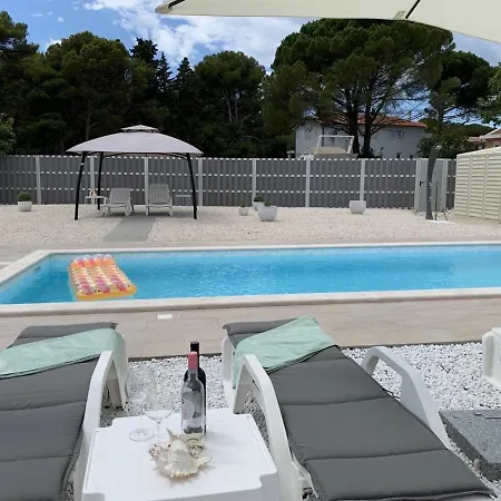 Grey Pearl With Free Ev Ch-station Διαμέρισμα Valbandon