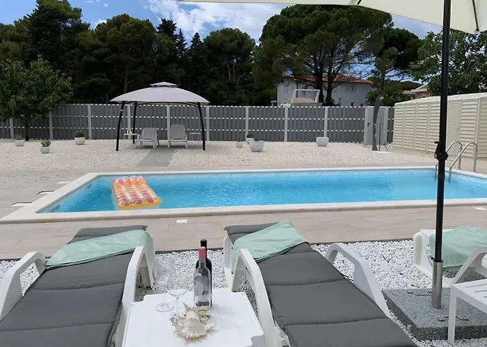 Grey Pearl With Free Ev Ch-station Διαμέρισμα Valbandon